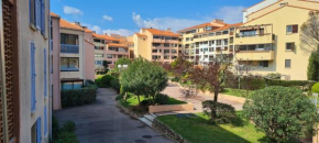 T2 aux portes du vieux Fréjus et 5 mn de la plage